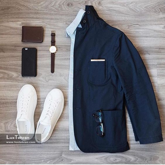 پیشنهاد ست لباس مردانه شیک : کت تک سورمه ای با پیراهن آبی ساده کفش های سفید