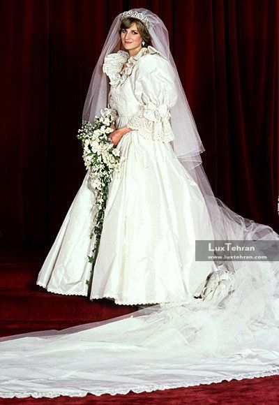 در عکس فوق، یکی از جذاب ترین لباس عروس پرنسس های جهان در قرن بیستم را مشاهده میکنید