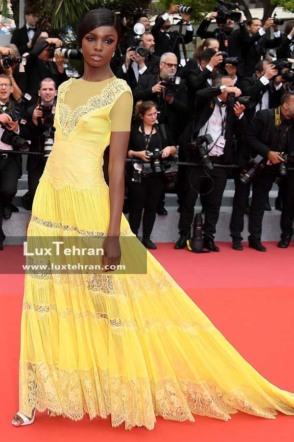 LEOMIE ANDERSON است که با لباس بلند زرد دنباله دار در اکران فیلم YOMEDDINE در جشنواره کن 2018