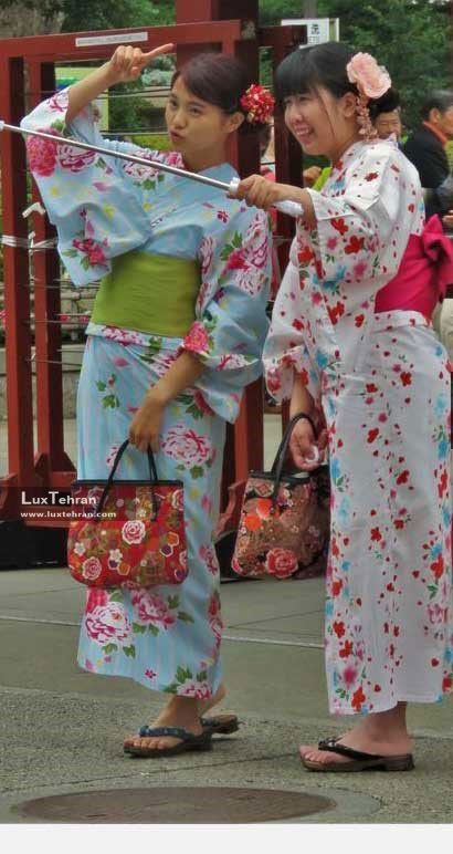 لباس محلی دختران جوان ژاپنی ملبس به کیمونو