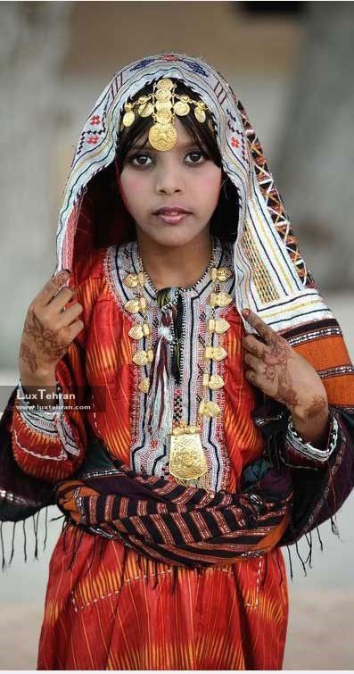 لباس محلی دختر جوان عمانی