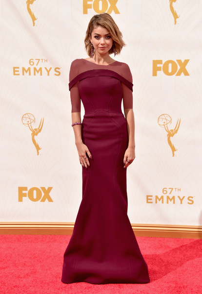 سارا هایلند (Sarah Hyland)، طراح لباس زاک پو سن، 2015