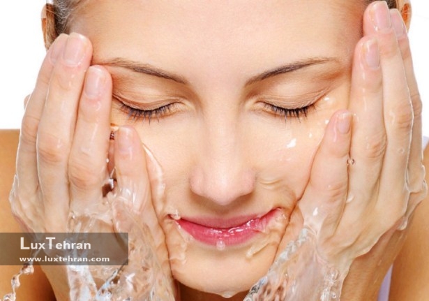 شستن صورت از موثر ترین روش های جوان ماندن پوست 