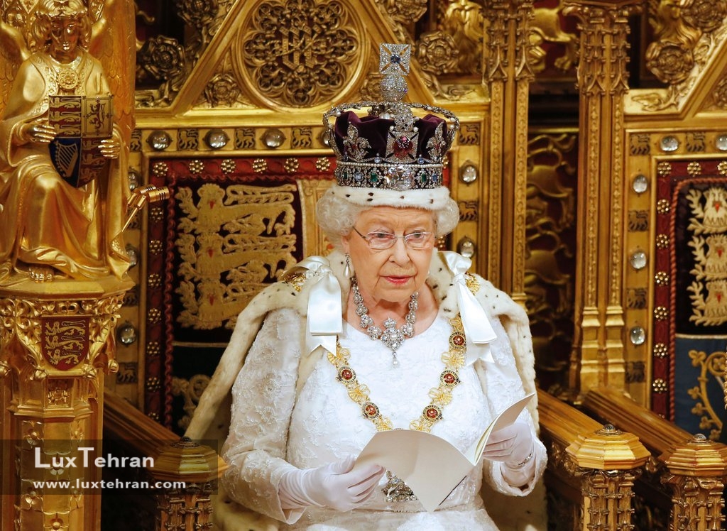 تصاویری از گردنبند های خیره کننده و گرانقیمت الیزابت ملکه انگلستان 