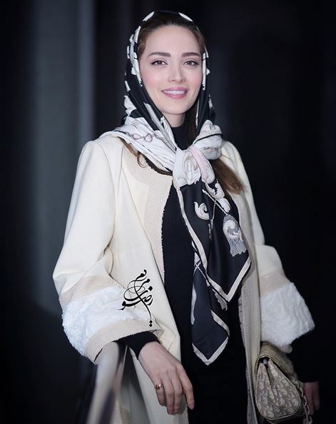 مدل مانتو بازیگران زن ایرانی رنگ روشن و روسری بزرگ 
