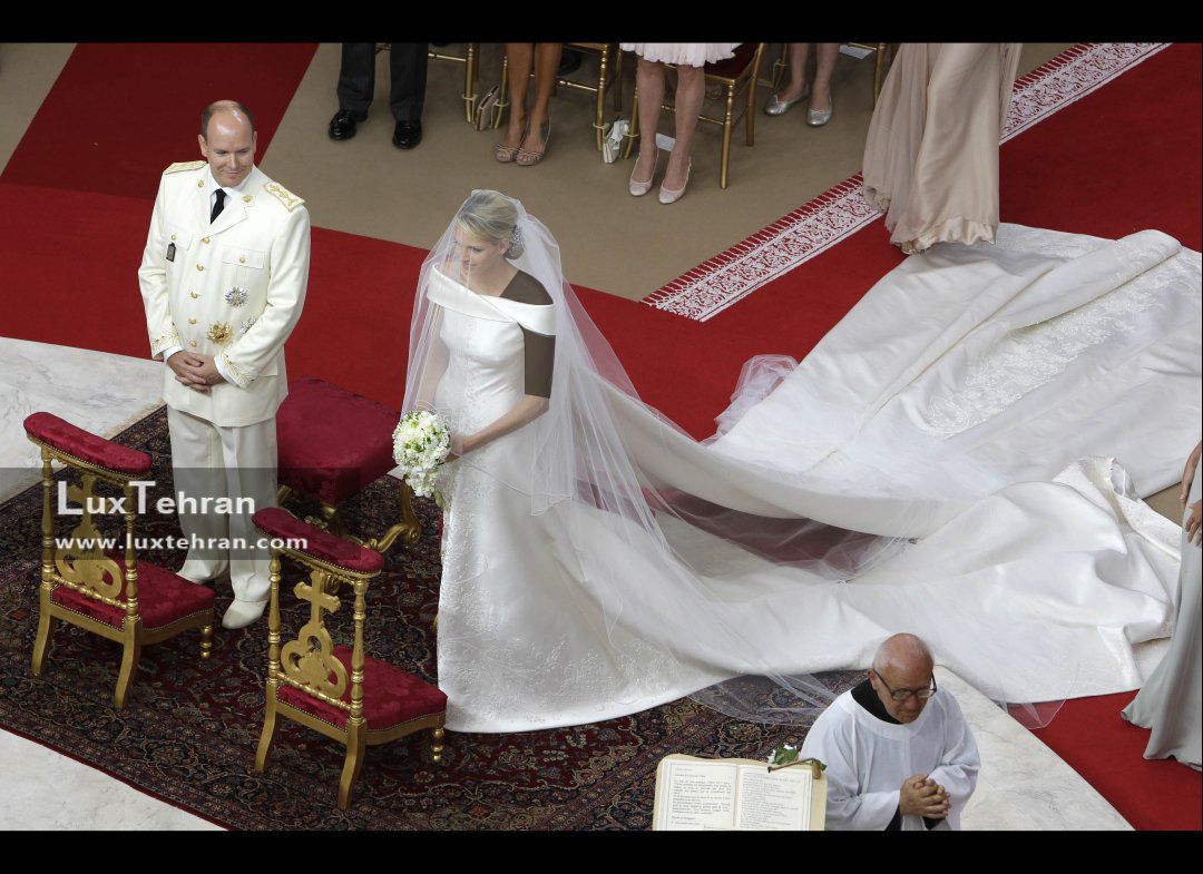 لباس عروس سواروسکی 46 کیلوگرمی برای وارث سنگ های کریستالی سواروسکی ! / سواروسکی