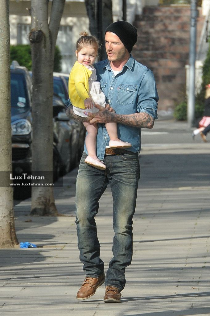 عکس دیوید بکهام در خیابان با پیراهن و شلوار جین در کنار دخترش هارپر 