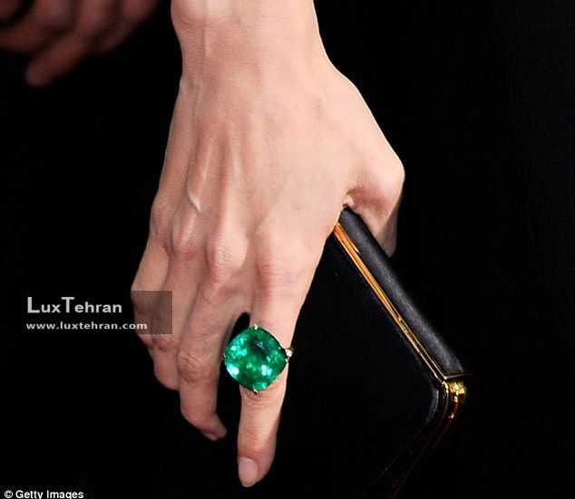 تصویری از کلکسیون طلا و جواهرات آنجلینا جولی که او را با نگین سبز رنگ