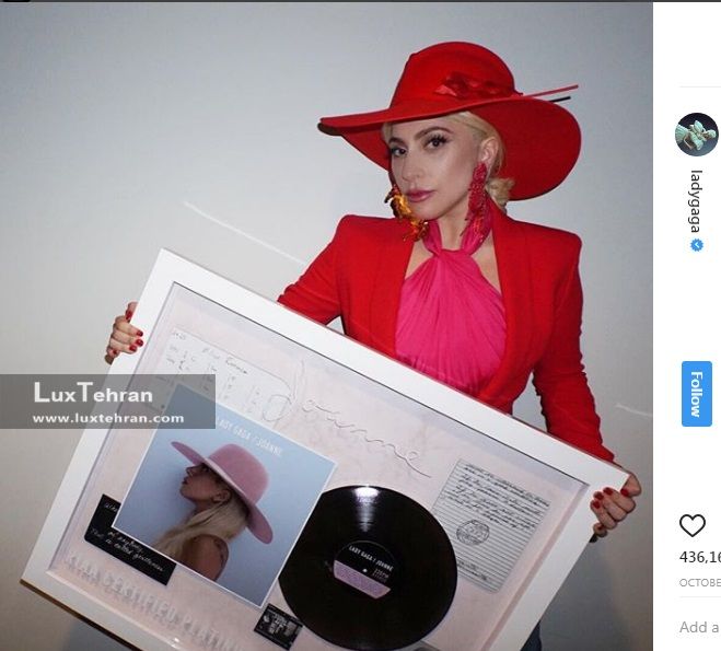 لیدی گاگا استایل لباس و کلاه قرمز رنگش را به تصویر می کشد که با همراهی برند ماکس ول