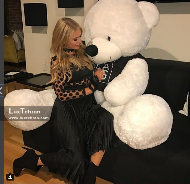 پاریس هیلتون در کنار یک خرس تدی در اینستاگرام