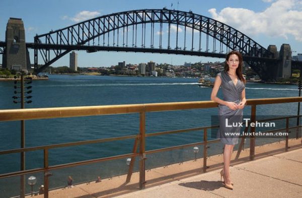 استایل آنجلینا جولی که او را بر روی پل مشهور سیدنی در استرالیا
