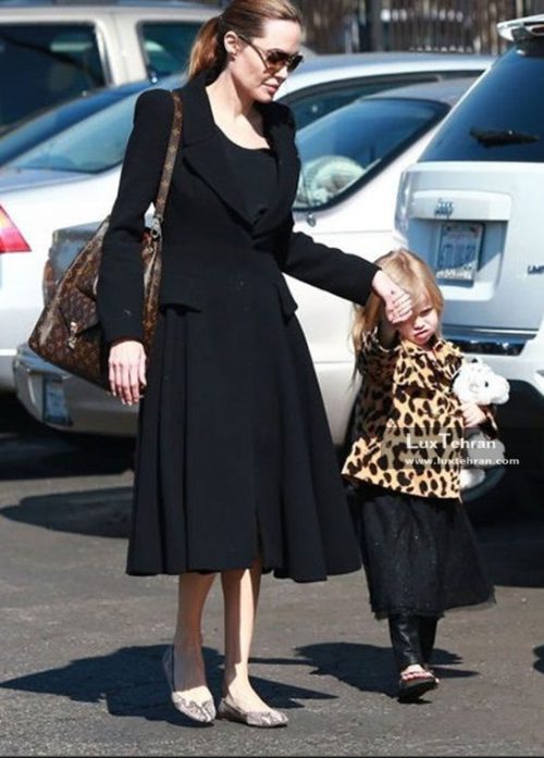 آنجلینا جولی در کنار فرزندش با لباس مشکی کلاسیک