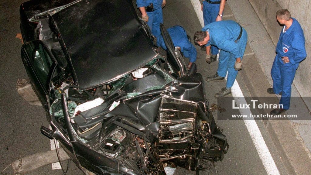 این تصویر مرسدس بنز مچاله شده سیاه رنگ، عکس خودرویی است که پرنسس دایانا و همراهش در ان تصادف کرده و در دم جان باختند