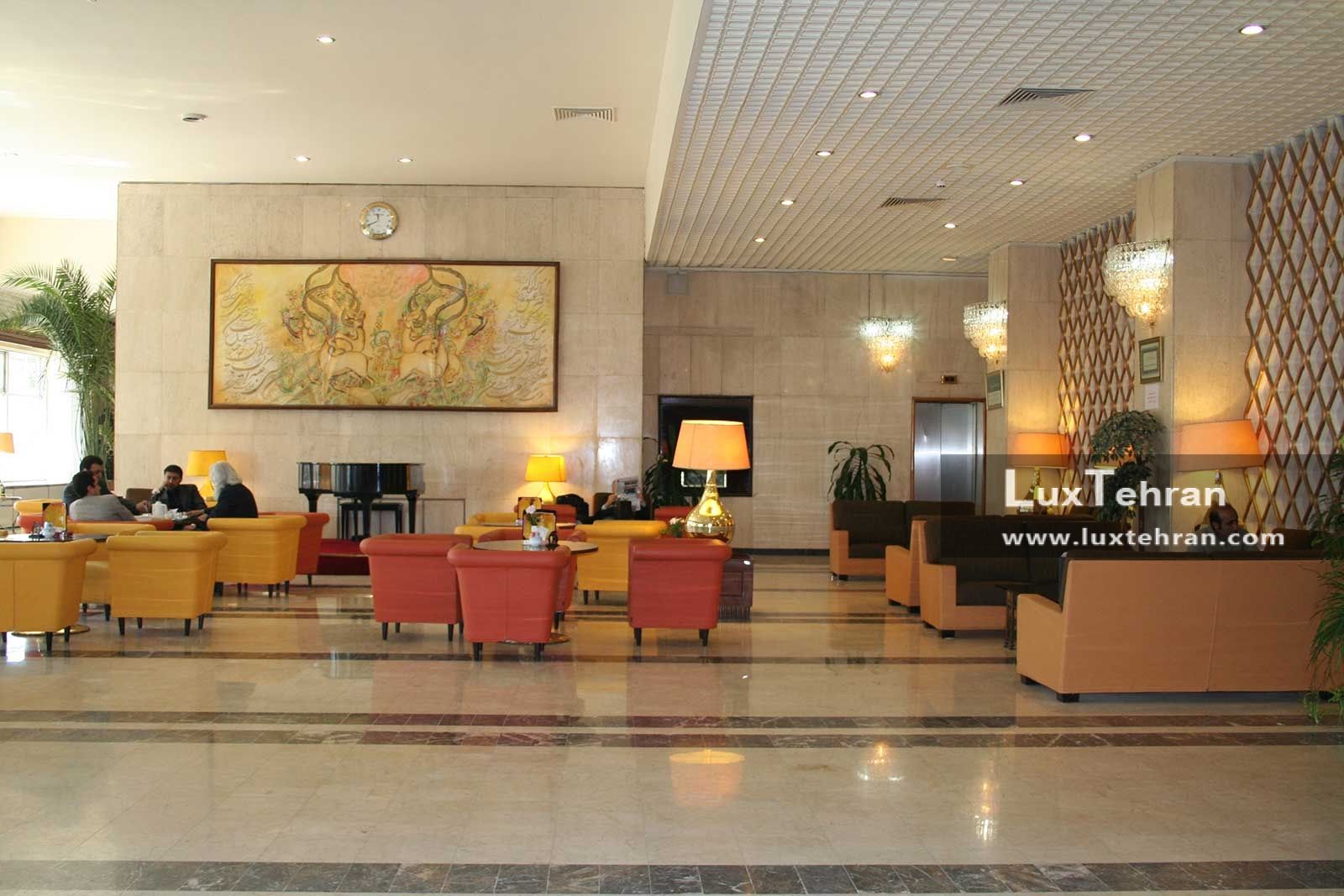 تصویری از کافی شاپ هتل بین المللی پارسیان استقلال تهران که با مبلمان ایتال فوم تزیین شده است