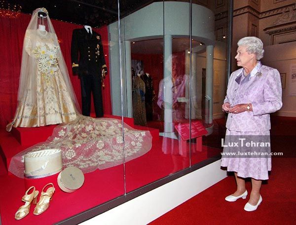 ملکه بریتانیا از لباس عروس خود در نیمه نخست قرن بیستم میلادی