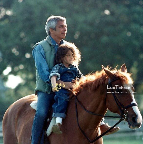 رالف لورن مشغول اسب سواری با فرزندش