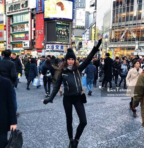 ست اینستاگرامی سارا سامپایو در دسامبر ۲۰۱۷ میلادی که ایشان را در حال توکیو گردی در ژاپن