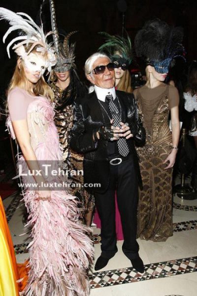 طراح مد معروف ایتالیا را در کنار مدل هایش در جشن هالووین