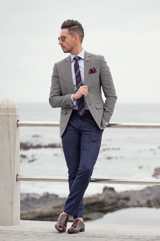 کت تک مردانه خاکستری رنگ که با شلوار آبی کاربنی