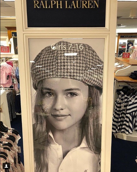 کریستینا و تصویری از او را در قابی در فروشگاه های POLO RALHPH LAUREN