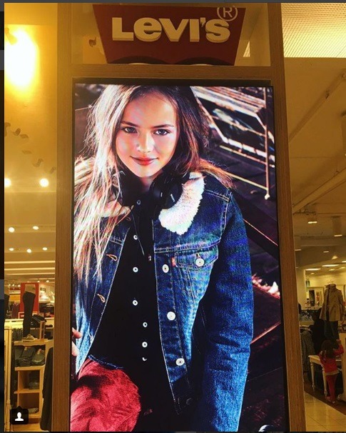 کریستینا پیمنوا و تصویرش روی در فروشگاه ها
