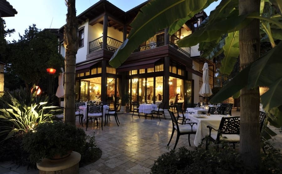فضای باز رستوران هفت مهمت آنتالیا