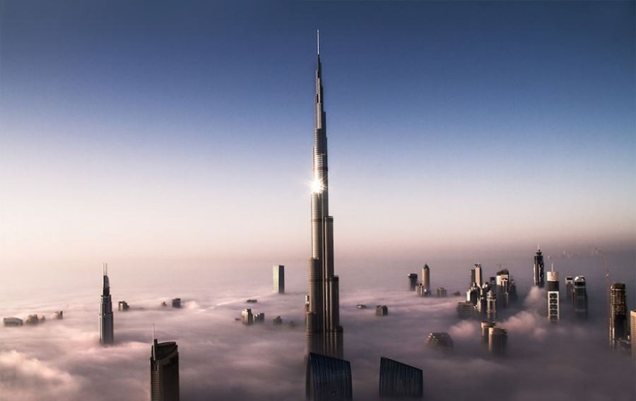 برج خلیفه از نمایی نزدیک بر فراز ابرها از جاذبه های گردشگری دوبی