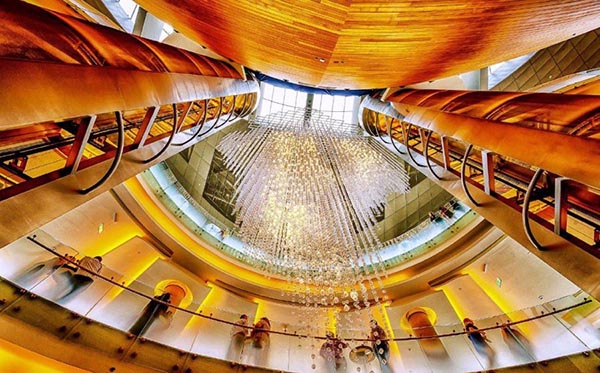 لوستر کریستال جذاب و آسانسورهای داخلی خانه اپرا جاذبه های گردشگری دوبی