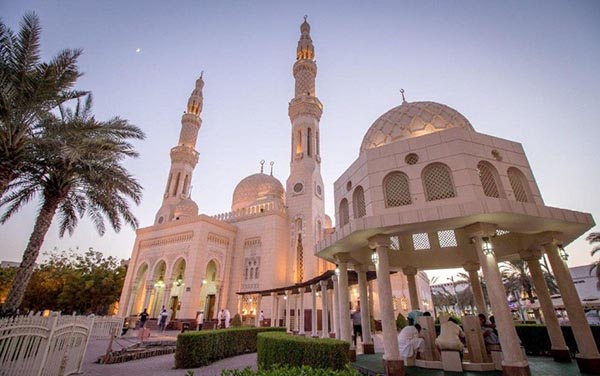 گنبد و گلدسته های مسجد جمیرا از جاذبه های گردشگری دوبی