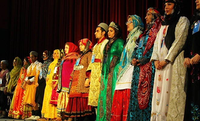 دانشجویان رشته کارشناسی لباس اقوام ایرانی