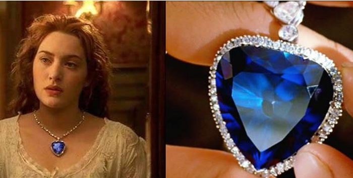 تصویر گردن بند الماس آبی رنگ با شکل قلب: قلب اقیانوس که در فیلم تایتانیک 