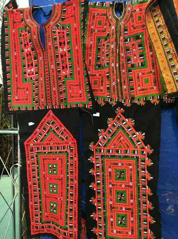  پارچه رنگارنگ چهار خانه به کار رفته در لباس سنتی زنان بلوچ