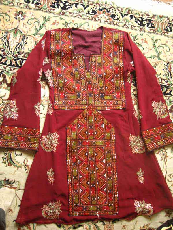 تصویری از لباس سنتی دیار سیستان و بلوچستان ظریف کاری