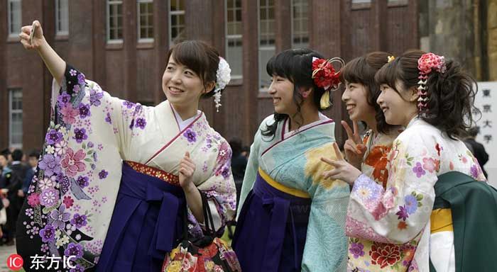 تصویر دانشجویان کیمونوپوش دانشگاه ملی توکیو 