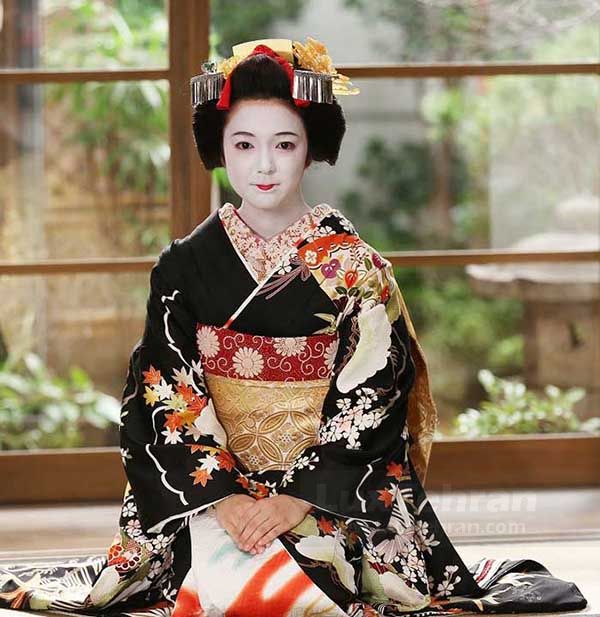 پوشیدن کیمونو روی شلوار جین و تی شرت رنگارنگ