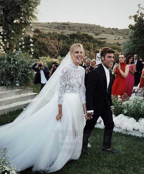  لحظه ورود کیارا و همسرش به باغ گل محل برگزاری عروسی  در  شمال  ایتالیا