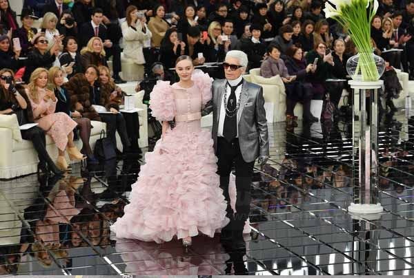 کارل لاگرفلد در کنار یکی از مدل های شانل در مراسم پاریس فشن ویک ۲۰۱۷ میلادی