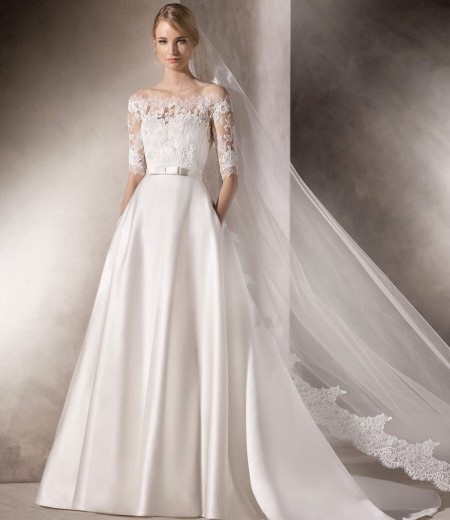  لباس عروس تور دار بلند با بالا تنه ظریف کاری شده یا گیپور 