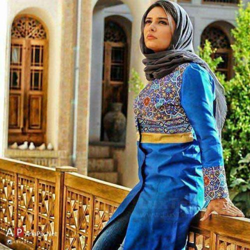 کلکسیون مانتوهای مجلسی و جذاب لیندا کیانی که رنگ سلطنتی آبی با نقش هایی از فرهنگ و معماری ایران
