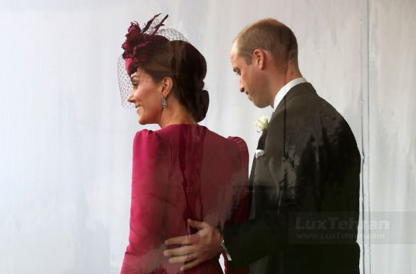 تصویر لباس کیت میدلتون در مراسم عروسی که شاهزاده ویلیام با تاکسیدو مشکی رنگ
