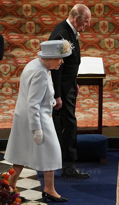 تصویر پوشش ملکه الیزابت دوم در زمان ورود به کلیسا سنت جورج