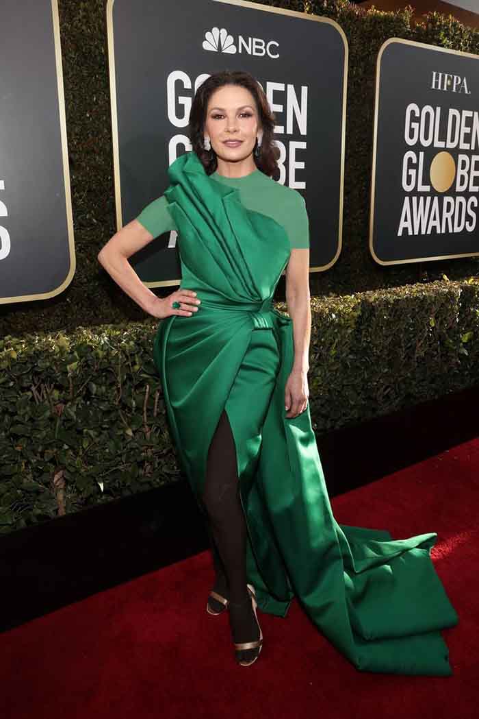لباس سبز  رنگ دنباله دار کاترین زتا جونز را شاهد هستیم که محصولی  از ELLI  SAAB  است و با جواهراتی از برند LORRAINE SCHWARTZ ست شد