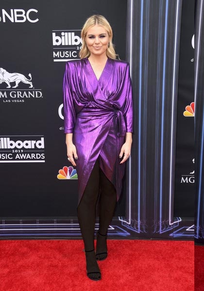 لباس بنفش رنگ از تانیا راد در مراسم موسیقی بیلبورد ۲۰۱۹