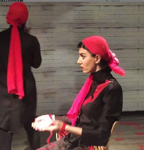 تصویری از بازی بیاینا محمودی در تئاتر استریندبرگ